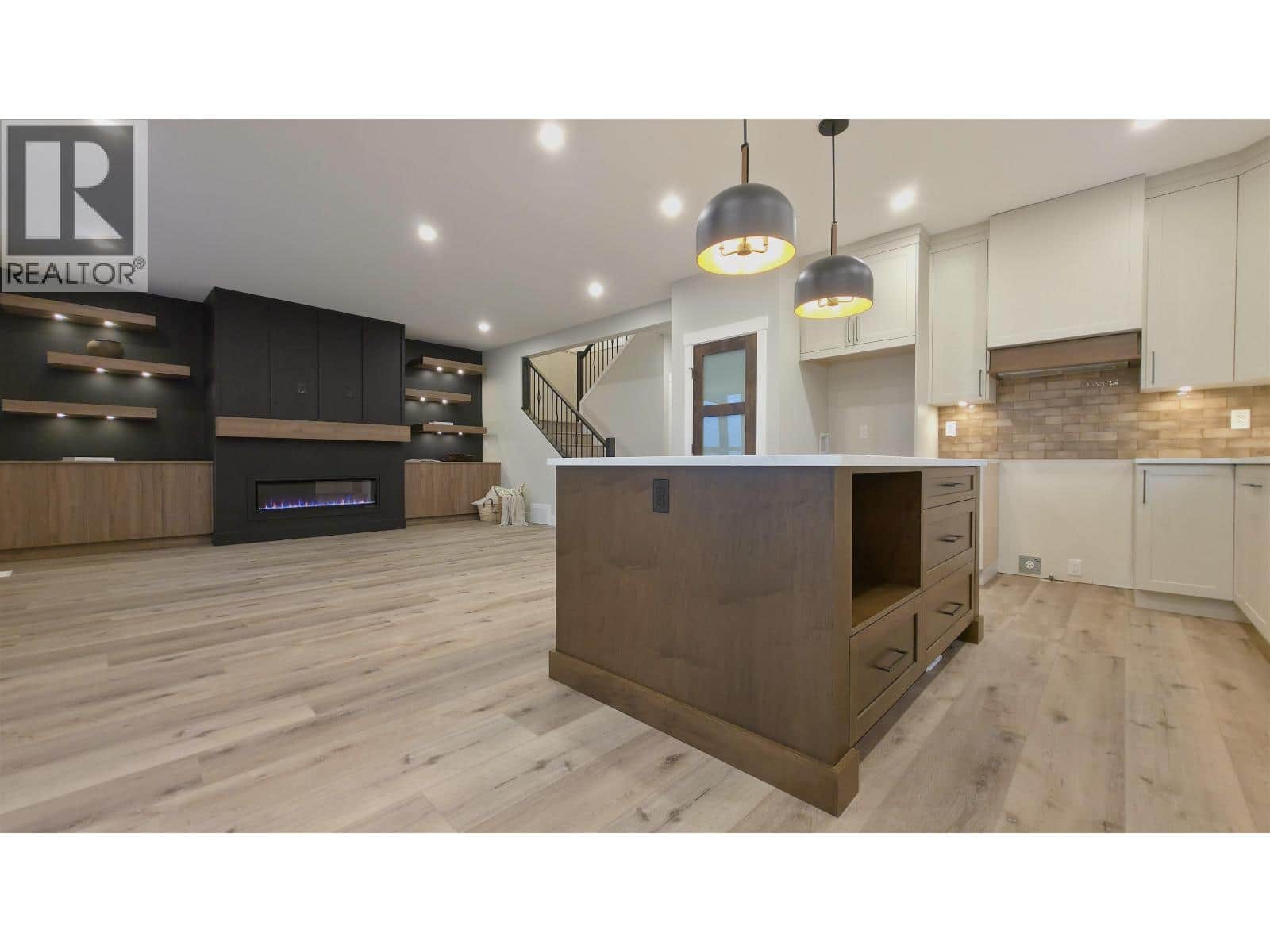 4132-4136 MUNRO WAY - Photo 4 of 39, Prince George, British Columbia