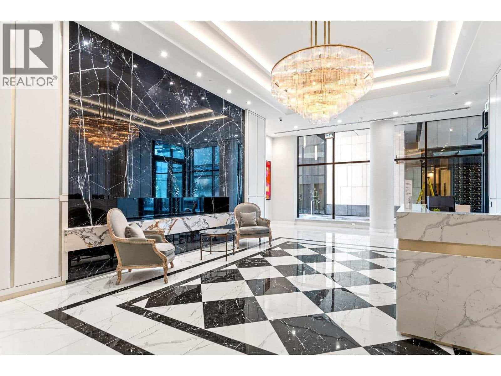 703 135 E 13TH STREET - Photo 3 of 40, North Vancouver, British Columbia