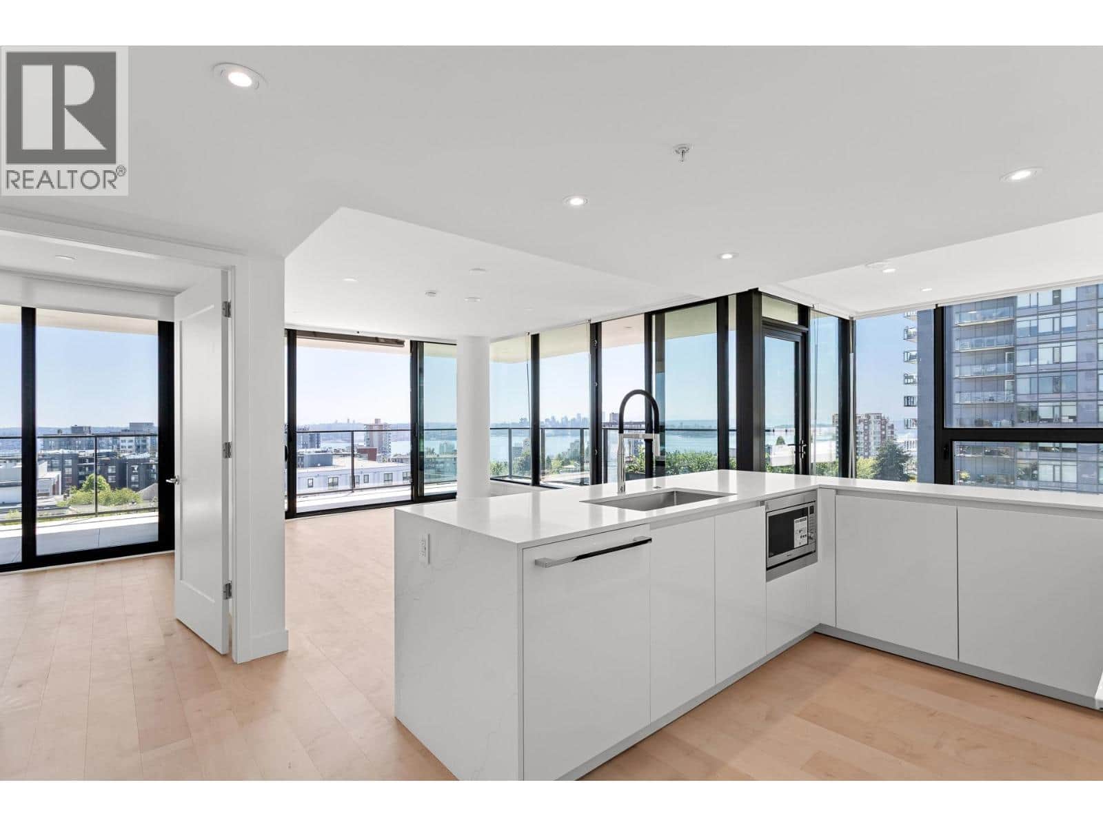 703 135 E 13TH STREET - Photo 4 of 40, North Vancouver, British Columbia