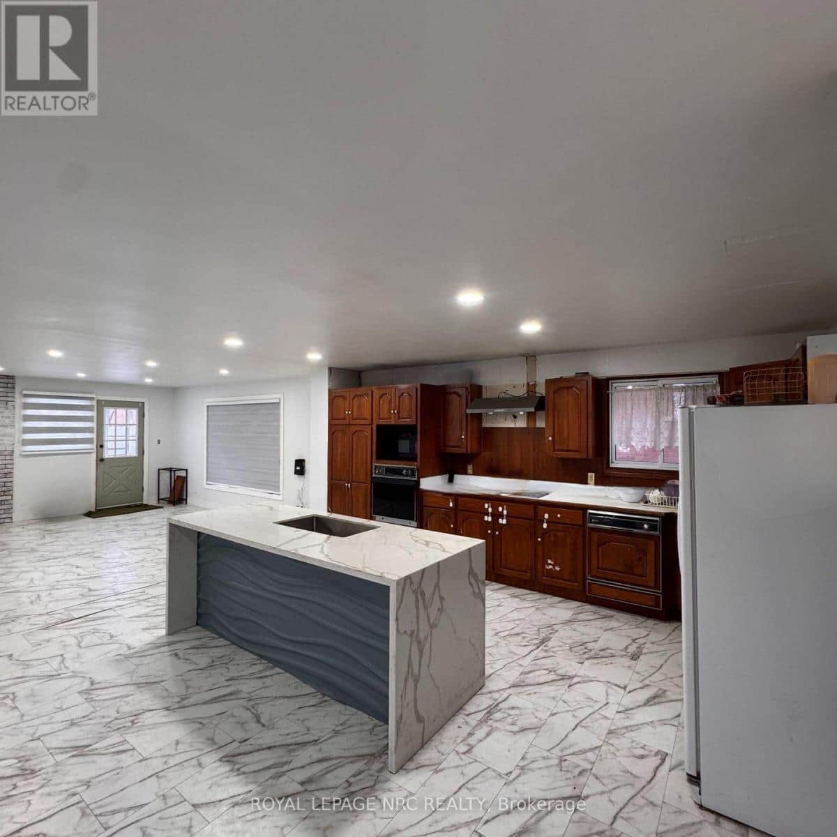 35 EUGENE STREET - Photo 4 of 16, Hamilton (Kentley), Ontario