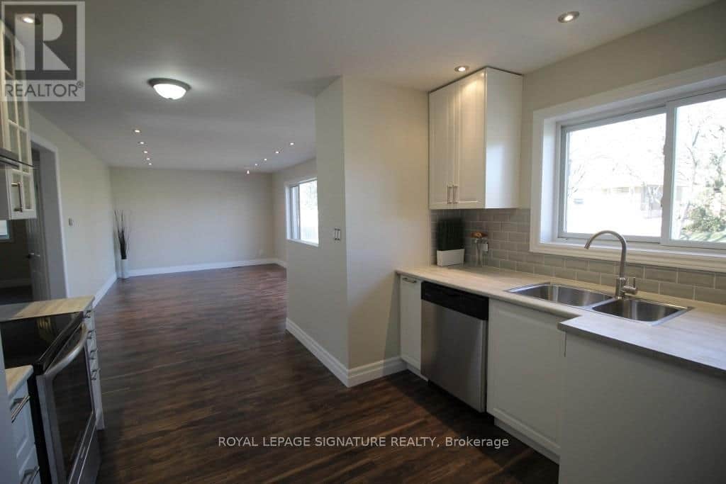 18 INDEPENDENCE DRIVE - Photo 3 of 11, Toronto (Kennedy Park), Ontario