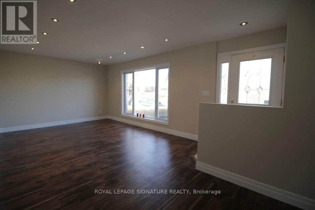 18 INDEPENDENCE DRIVE - Photo 2 of 11, Toronto (Kennedy Park), Ontario