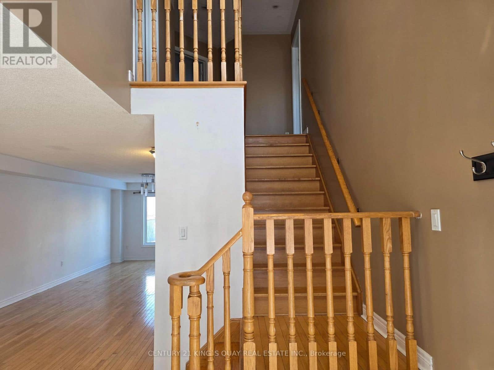 120 FLAGSTONE WAY - Photo 2 of 19, Newmarket (Woodland Hill), Ontario