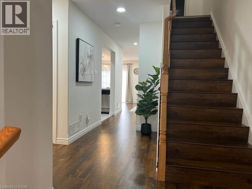 522 BANFFSHIRE Crescent - Photo 3 of 22, Kitchener, Ontario