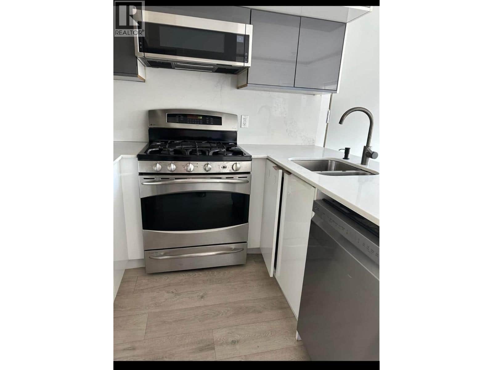 2626 SPURAWAY AVENUE - Photo 3 of 7, Coquitlam, British Columbia