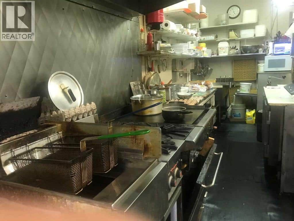 3012 17 Avenue SE - Photo 5 of 6, Calgary, Alberta