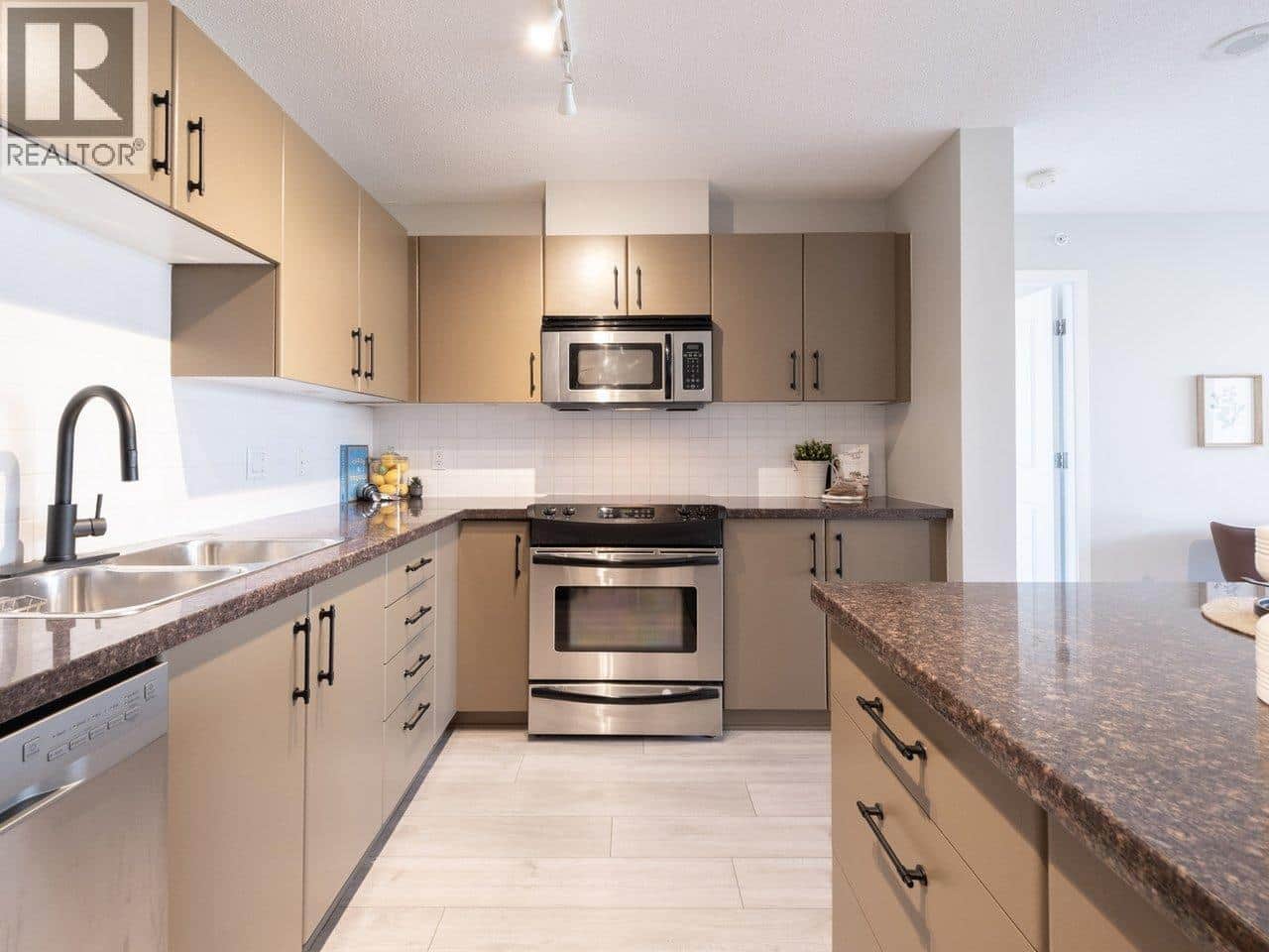 1005 2088 MADISON AVENUE - Photo 4 of 10, Burnaby, British Columbia