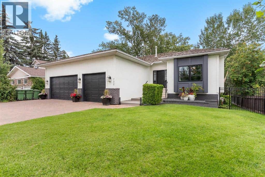 732 West Chestermere Drive - Photo 4 of 43, Chestermere, Alberta