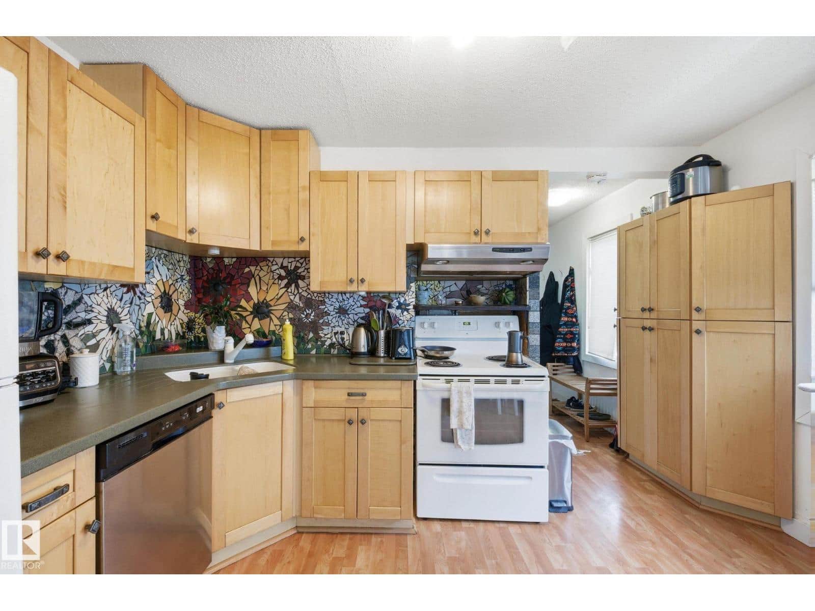 9705 87 AV NW - Photo 4 of 40, Edmonton, Alberta