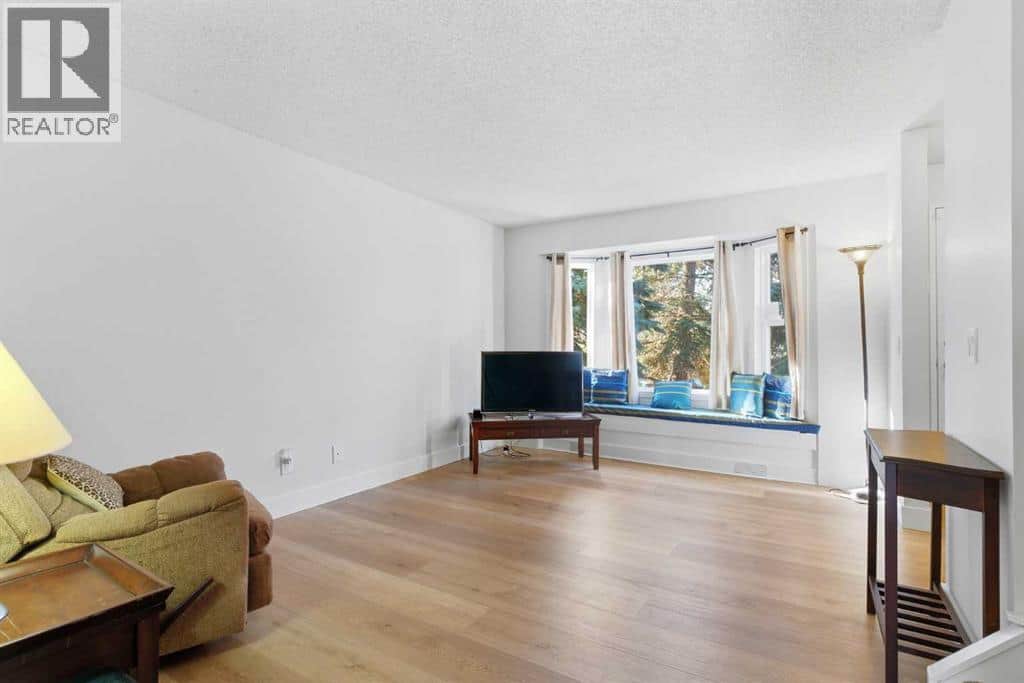 91 Deerfield Drive SE - Photo 5 of 48, Calgary, Alberta