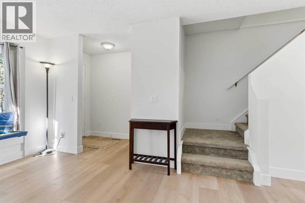 91 Deerfield Drive SE - Photo 4 of 48, Calgary, Alberta