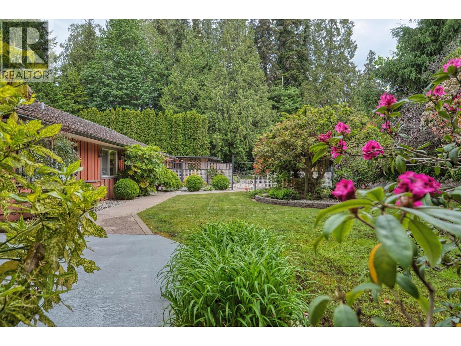 6241 SECHELT INLET ROAD - Photo 3 of 37, Sechelt, British Columbia