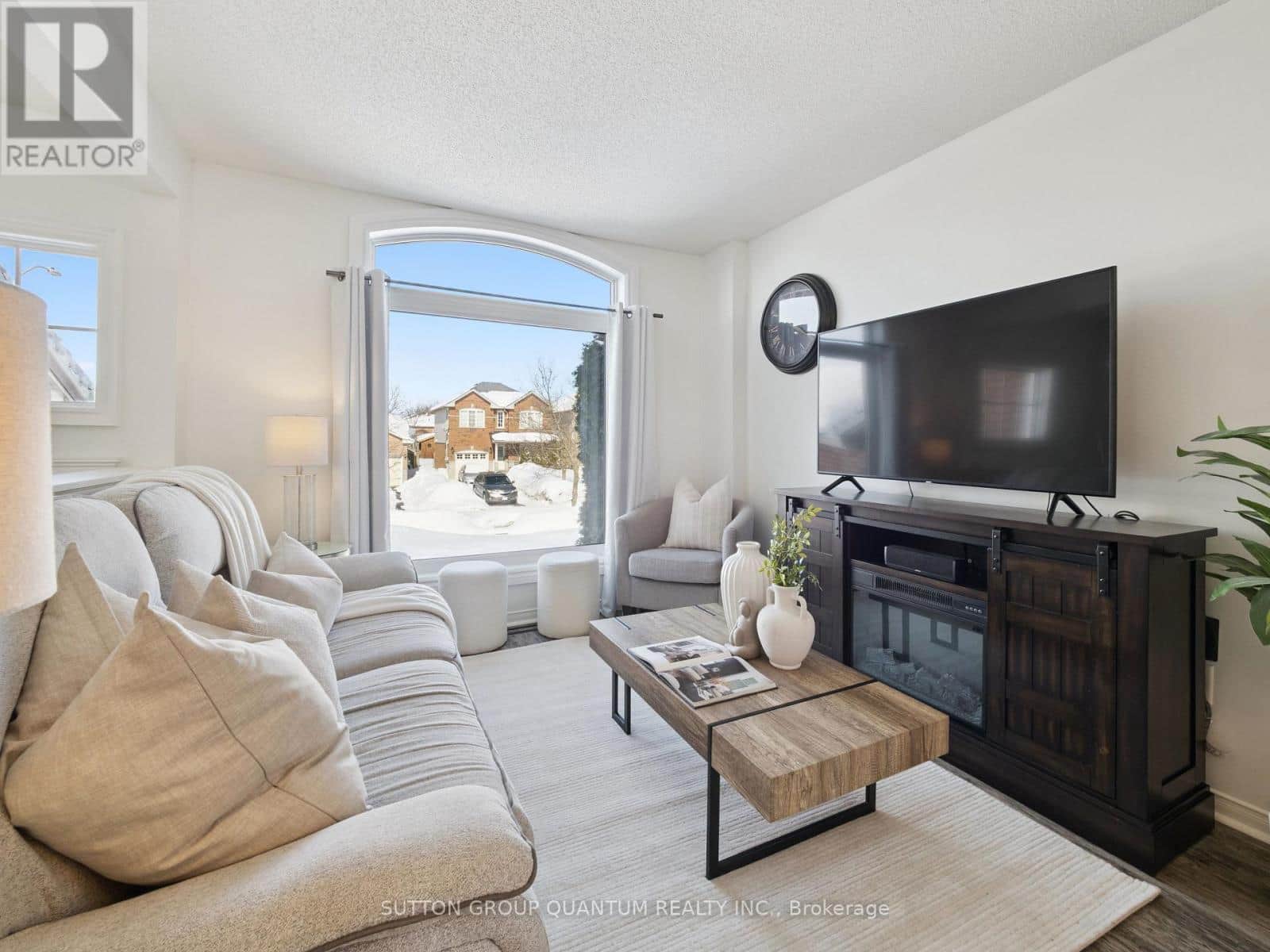 19 LESLIE AVENUE - Photo 4 of 50, Barrie (Holly), Ontario