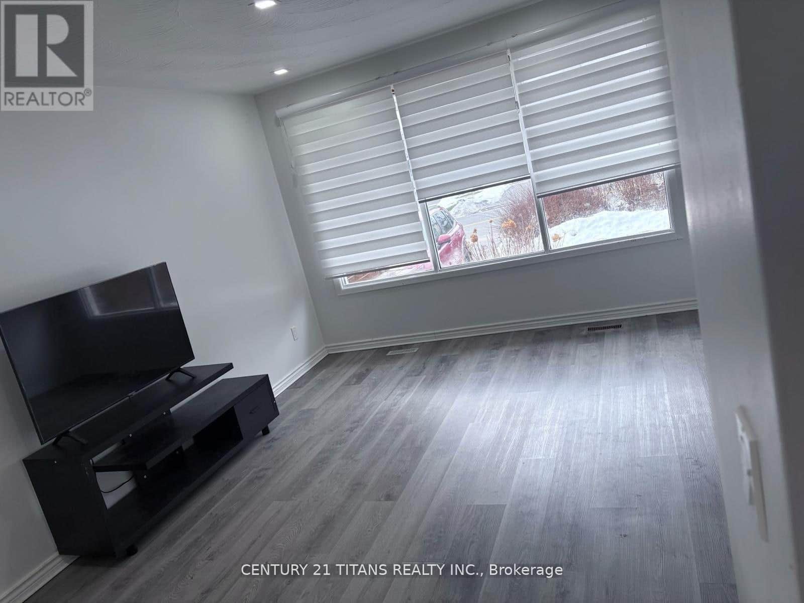 MAIN FLOOR - 499 WILSON ROAD N - Photo 4 of 10, Oshawa (Eastdale), Ontario