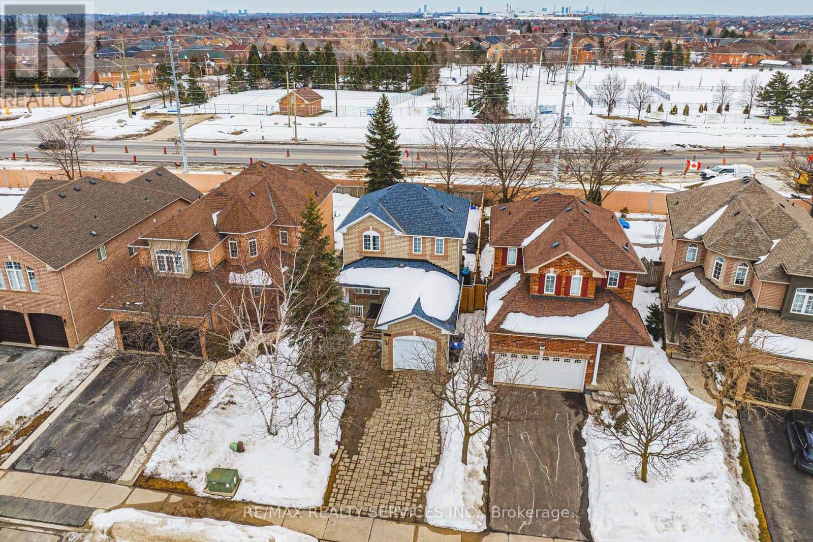 16 TWIN WILLOW CRESCENT - Photo 3 of 35, Brampton (Snelgrove), Ontario