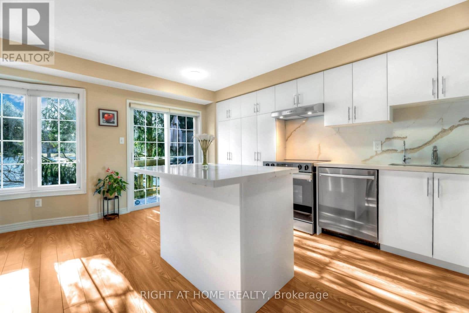 40 - 130 MOSAICS AVENUE - Photo 5 of 34, Aurora (Aurora Highlands), Ontario