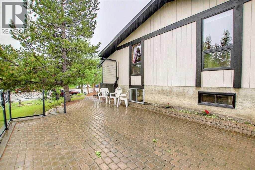 3 Berwick Crescent NW - Photo 4 of 34, Calgary, Alberta