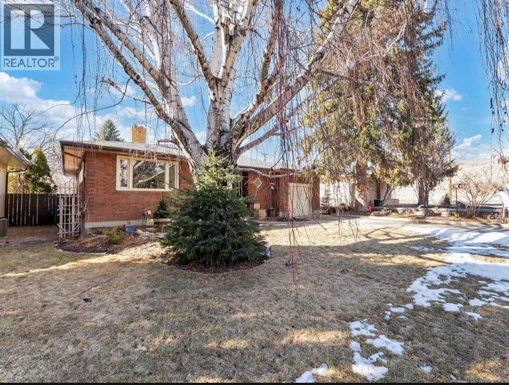 266 6 Avenue NW - Photo 3 of 45, Medicine Hat, Alberta