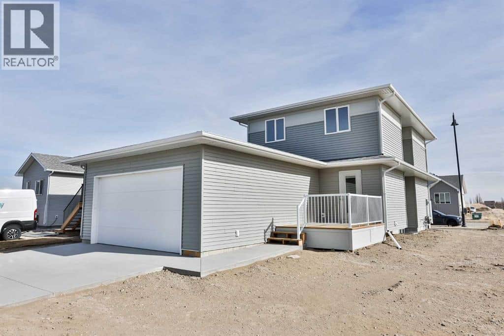 320 Aquitania Boulevard W - Photo 2 of 30, Lethbridge, Alberta