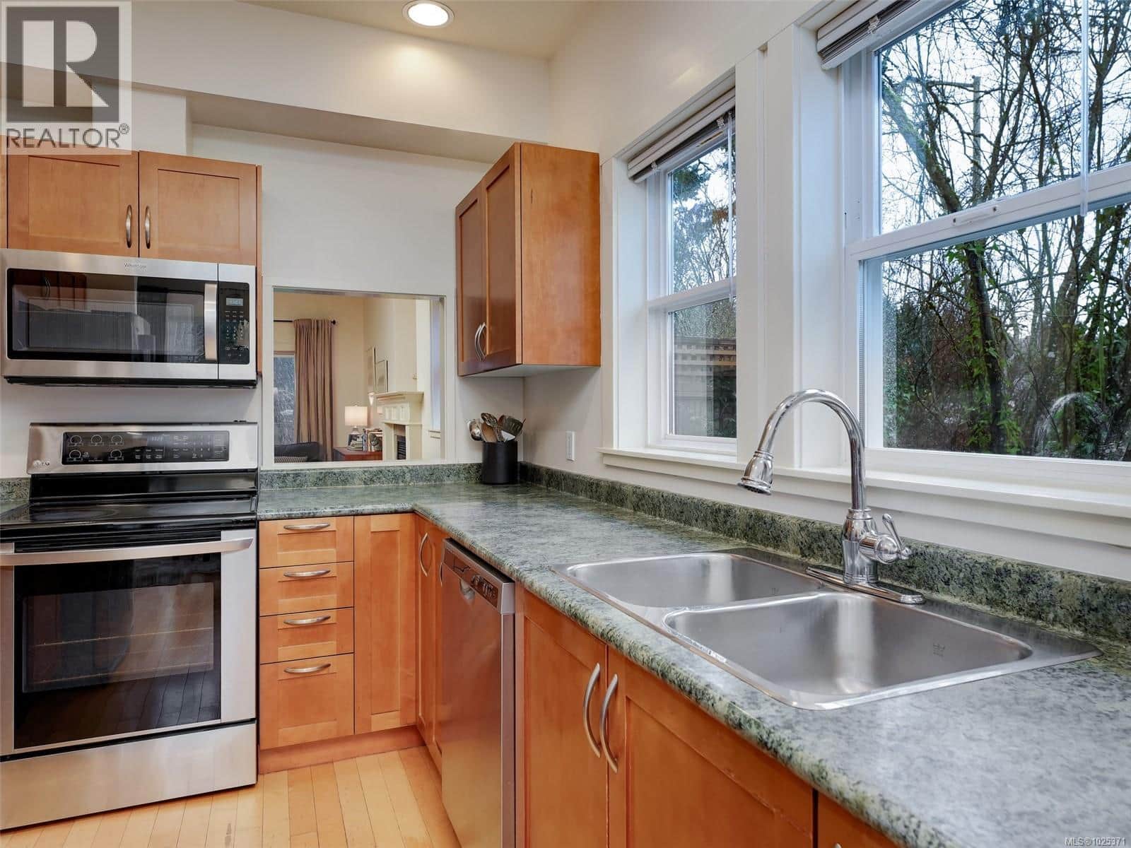 12 4530 Pipeline Rd - Photo 5 of 27, Saanich, British Columbia