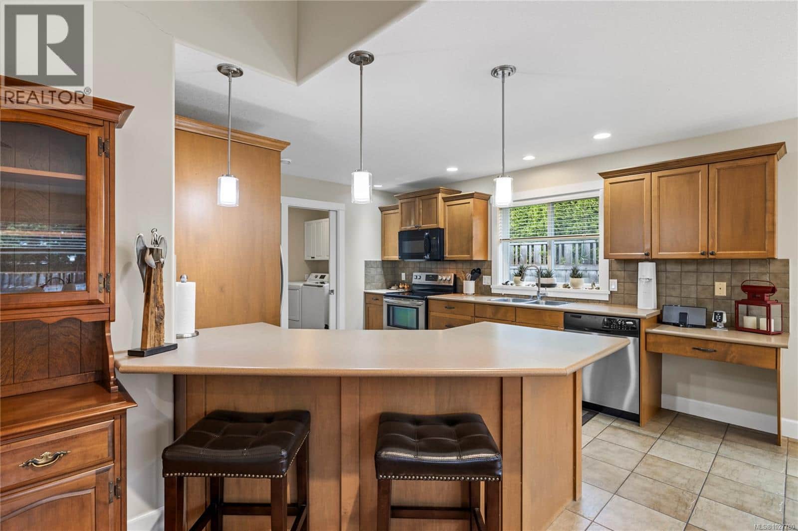 588 Viking Way - Photo 3 of 37, French Creek, British Columbia