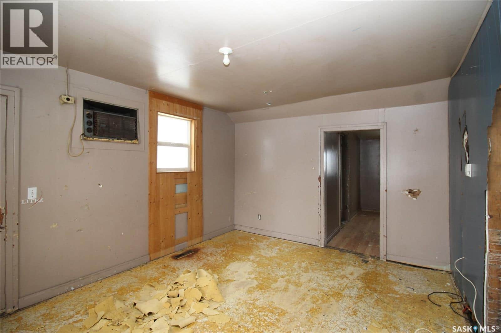 587 3rd STREET W - Photo 4 of 18, Shaunavon, Saskatchewan