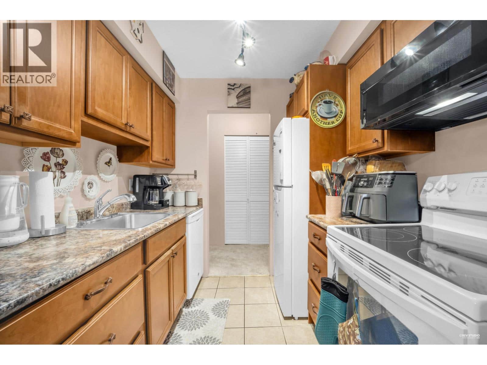 304 4941 LOUGHEED HIGHWAY - Photo 5 of 10, Burnaby, British Columbia