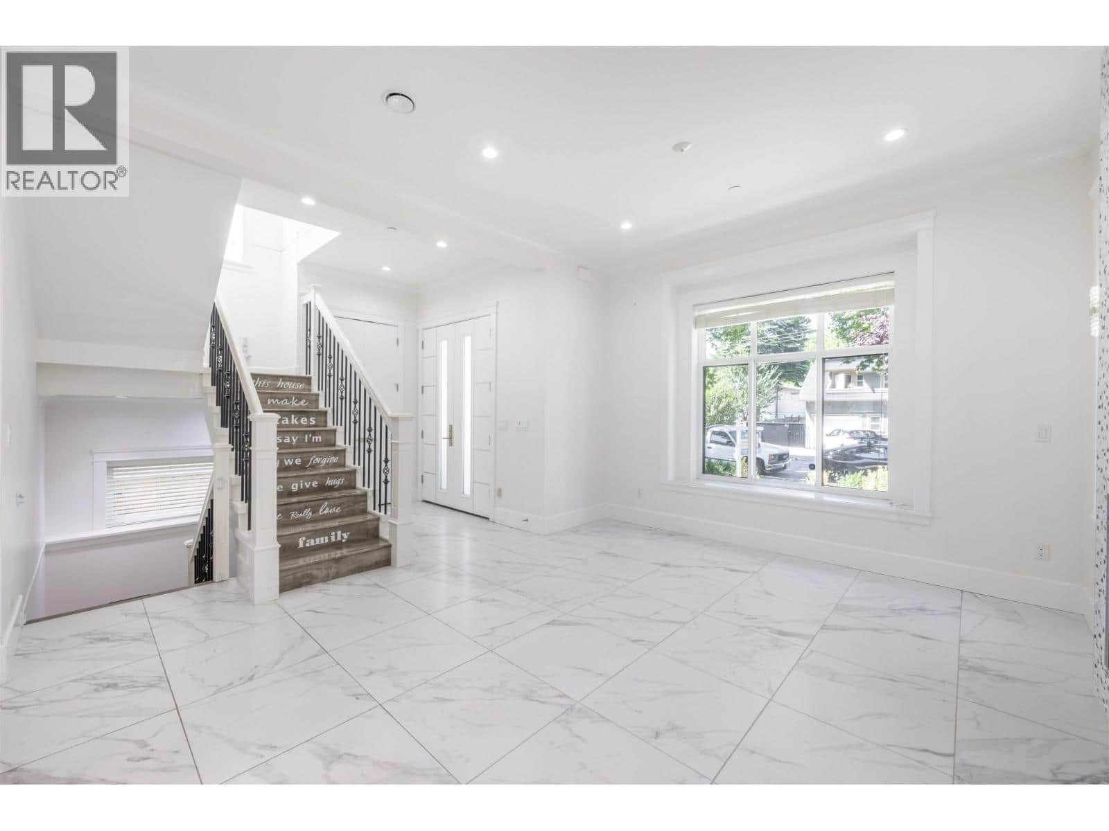 172 ONTARIO PLACE - Photo 2 of 15, Vancouver, British Columbia